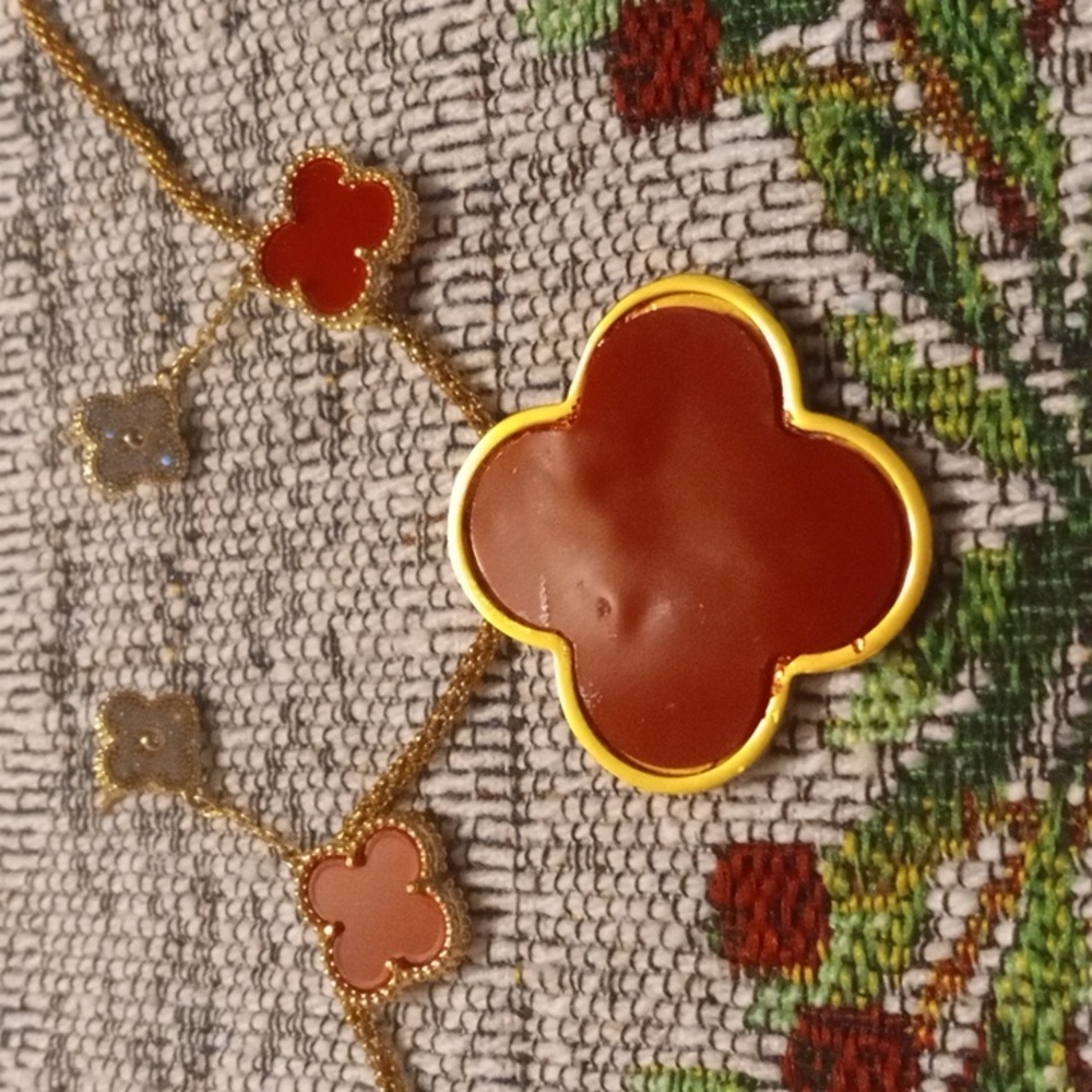 Red Lucky Clover Jewelry - Picture 2 of 4